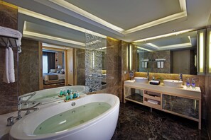 Executive Suite, 1 Bedroom (Club) | Bathroom | Free toiletries, hair dryer, bathrobes, slippers - Amari Bangkok (Bangkok)
