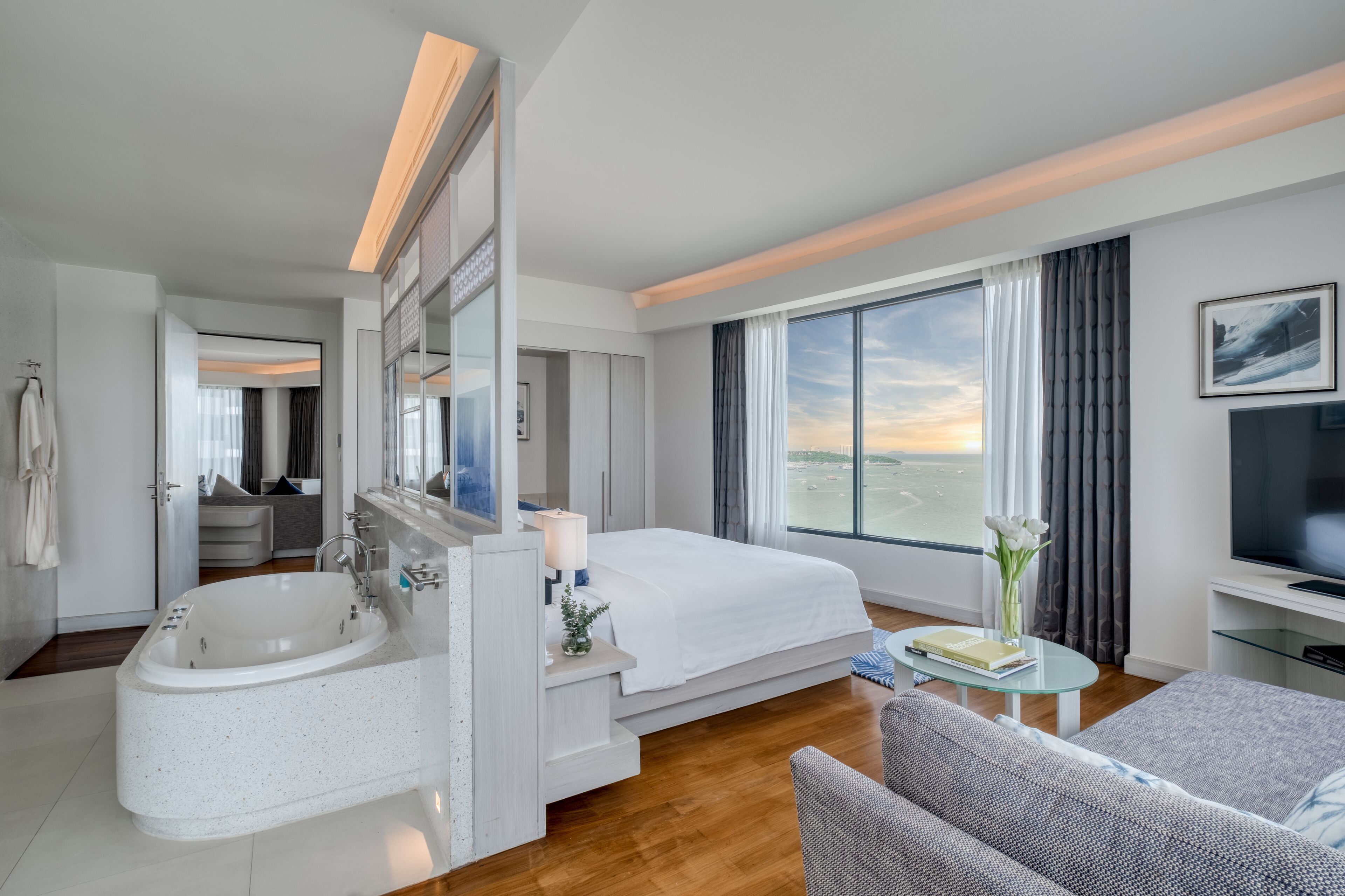 Club Executive Ocean Suite | Premium bedding, down duvets, in-room safe, desk
