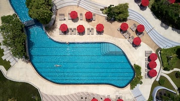 2 Außenpools, geöffnet von 07:00 Uhr bis 19:00 Uhr, Sonnenschirme