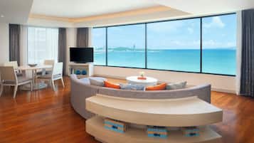 Club-sviitti, valtamerinäköala (Executive) | Oleskelualue | 43–tuumainen LED-televisio, jossa digitaalikanavat