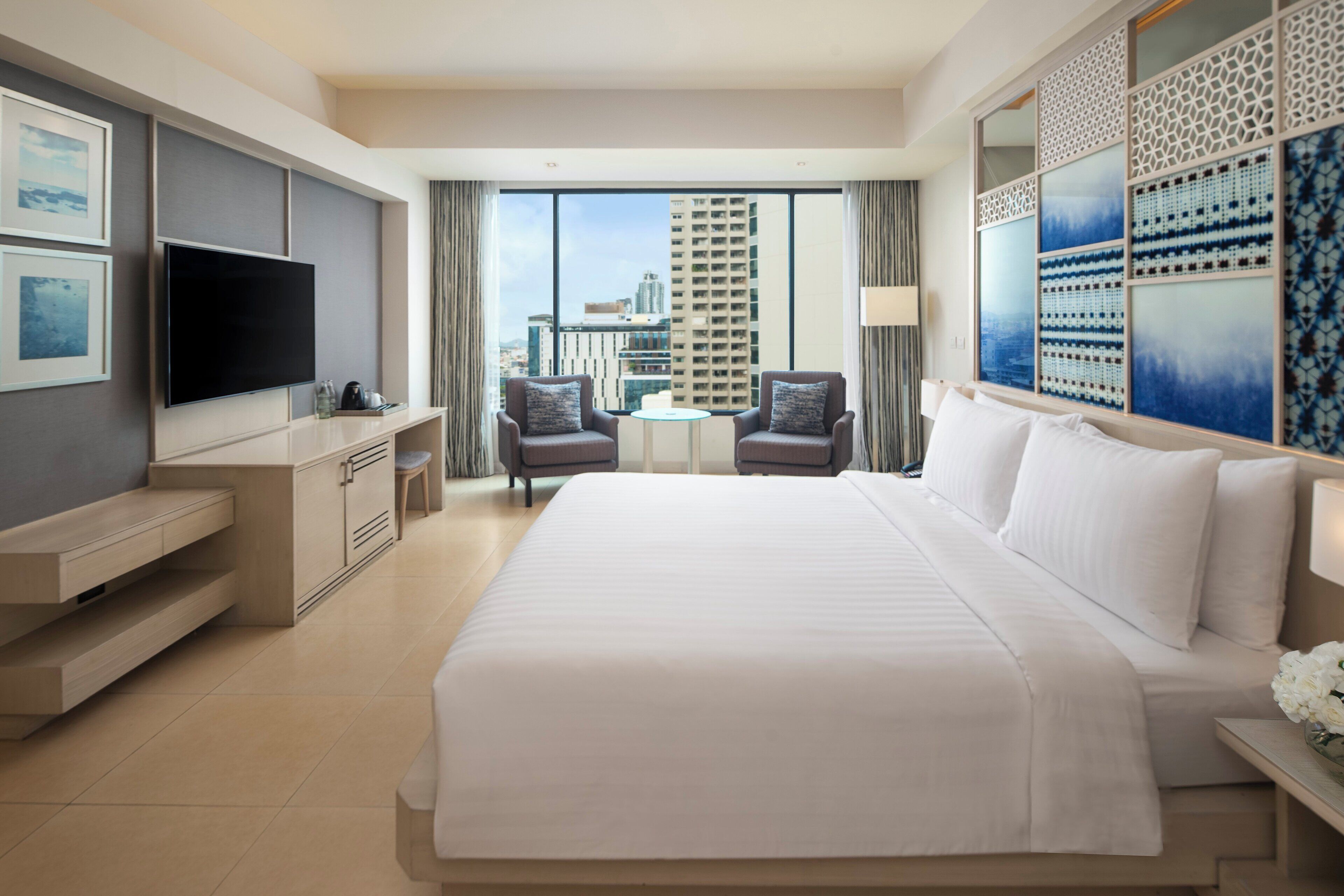 Sengetøy av topp kvalitet, dundyner, safe på rommet og skrivebord