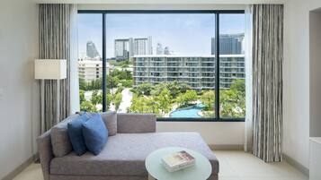 Chambre Deluxe, 1 trĂšs grand lit, vue piscine | Vue sur la ville