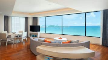 Club Executive Ocean | Premium bedding, down comforters, in-room safe, individually decorated