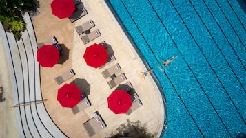 2 Außenpools, geöffnet von 07:00 Uhr bis 19:00 Uhr, Sonnenschirme