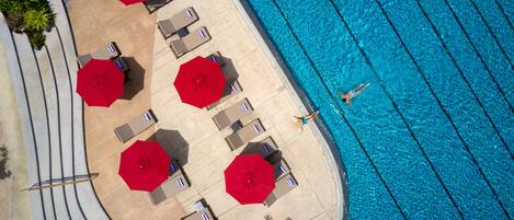 2 室外游泳池,07:00 至 19:00 开放,池畔遮阳伞,日光浴躺椅