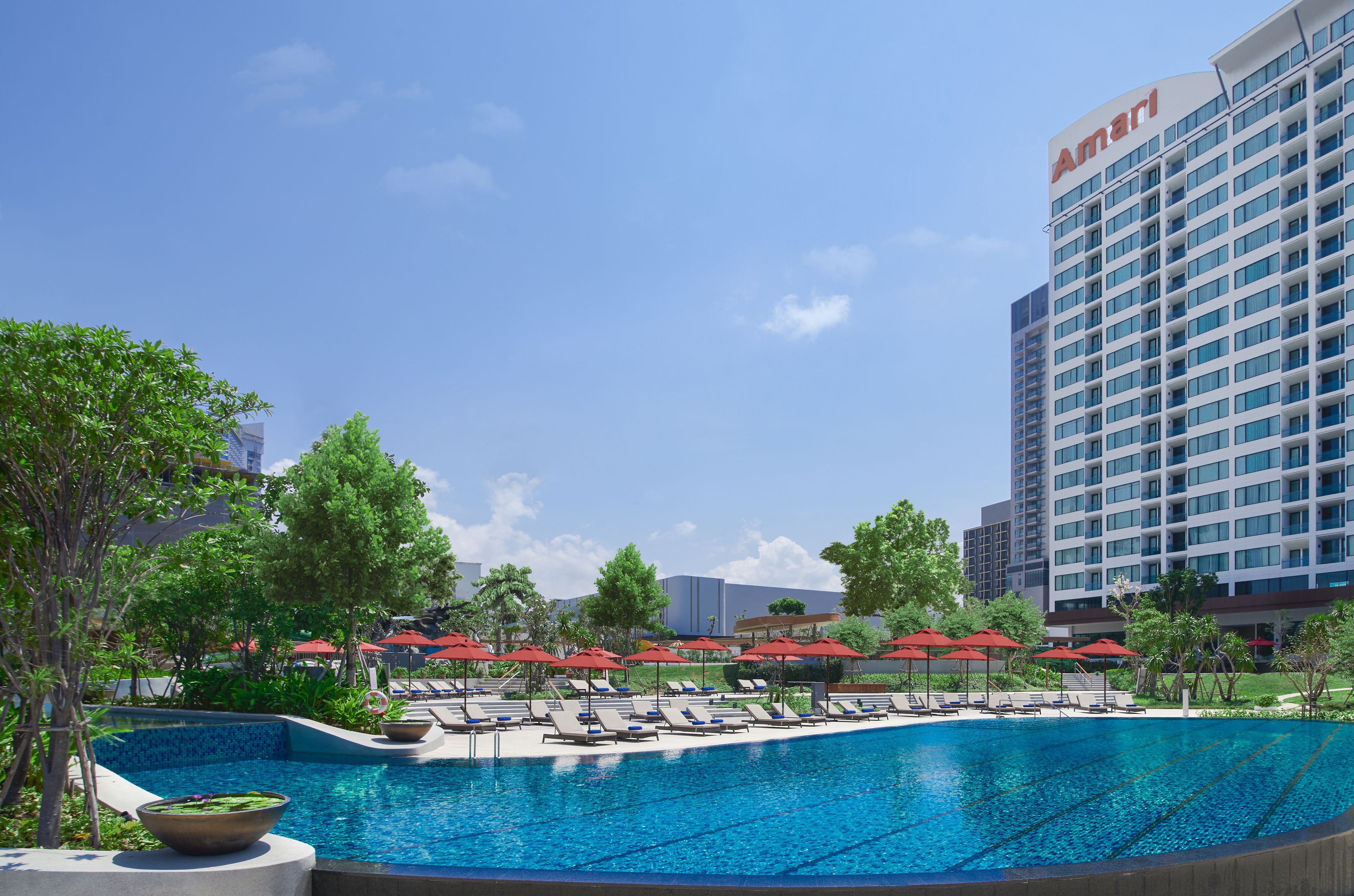 2 개의 야외 수영장, 07:00 ~ 19:00 오픈, 수영장 파라솔, 일광욕 의자