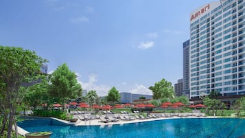 2 Außenpools, geöffnet von 07:00 Uhr bis 19:00 Uhr, Sonnenschirme