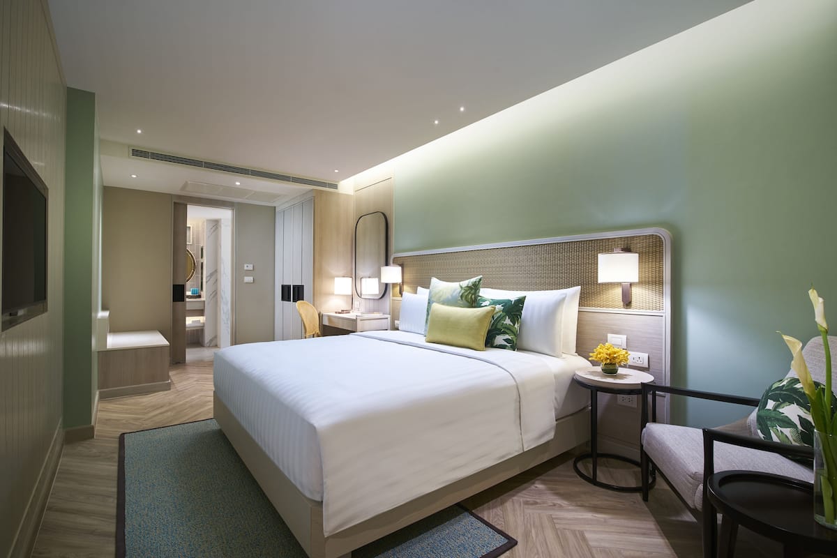 Grand Suite (Amari) | Premium bedding, down comforters, in-room safe, desk