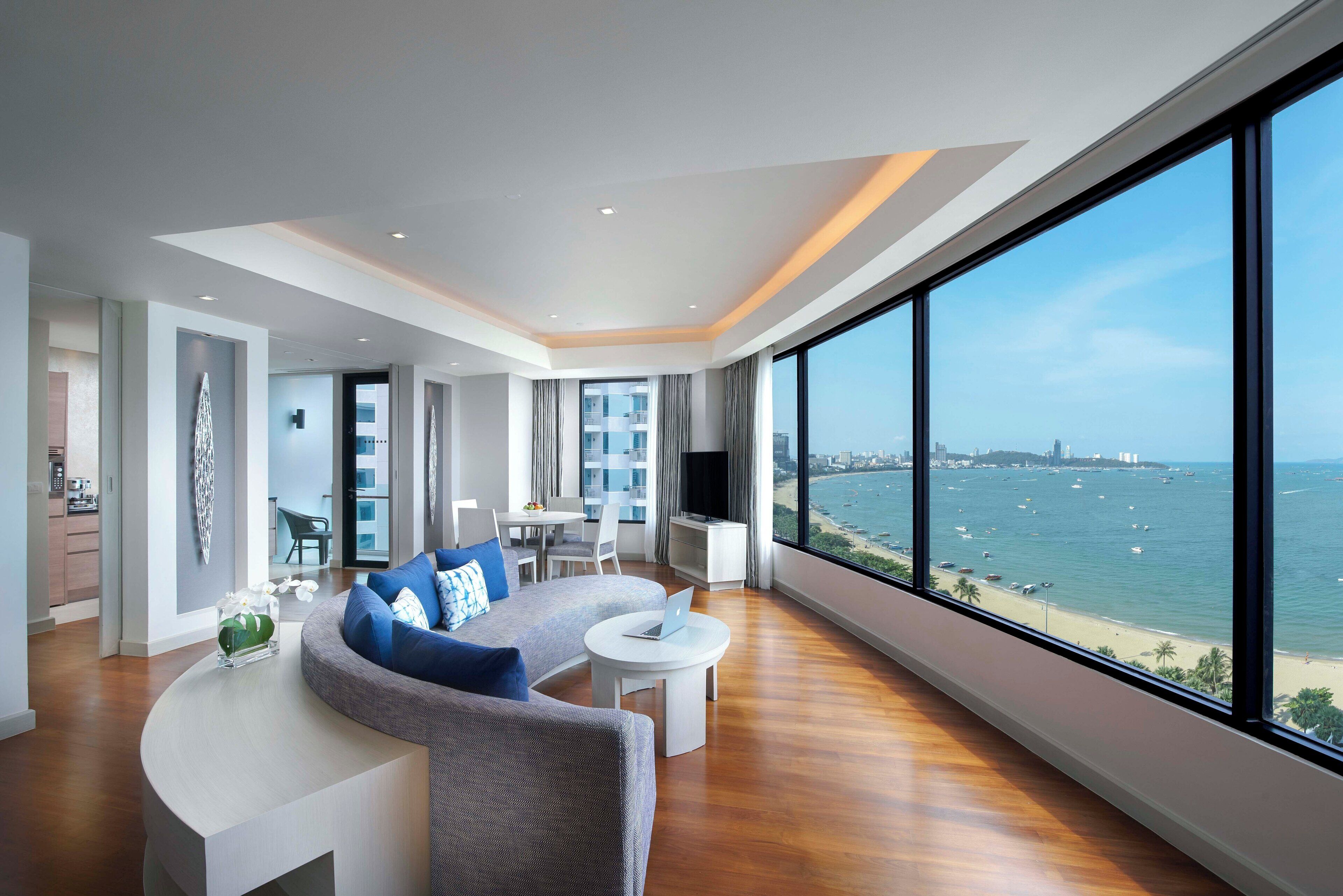 Seprai premium, selimut bulu angsa, brankas, dan meja kerja