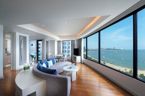 Premium bedding, down duvets, in-room safe, desk - Amari Pattaya (Pattaya)