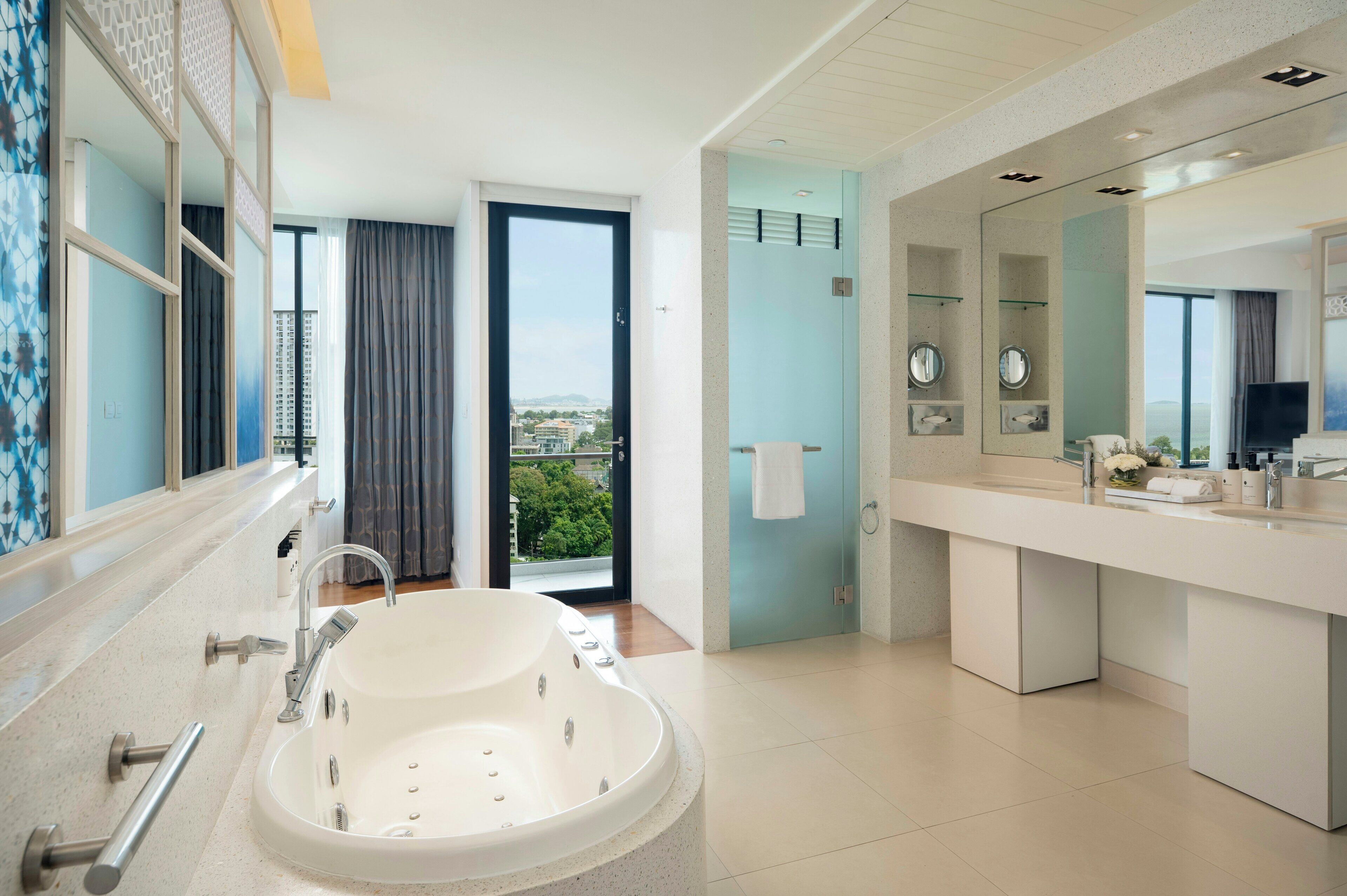 Sengetøy av topp kvalitet, dundyner, safe på rommet og skrivebord