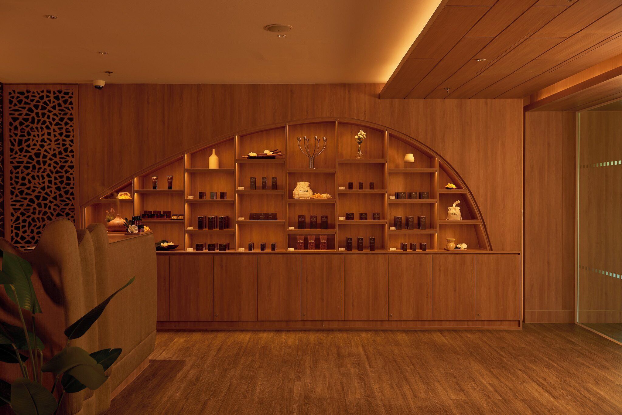 Un mostrador de recepción de madera con estantes que exhiben diversos objetos.