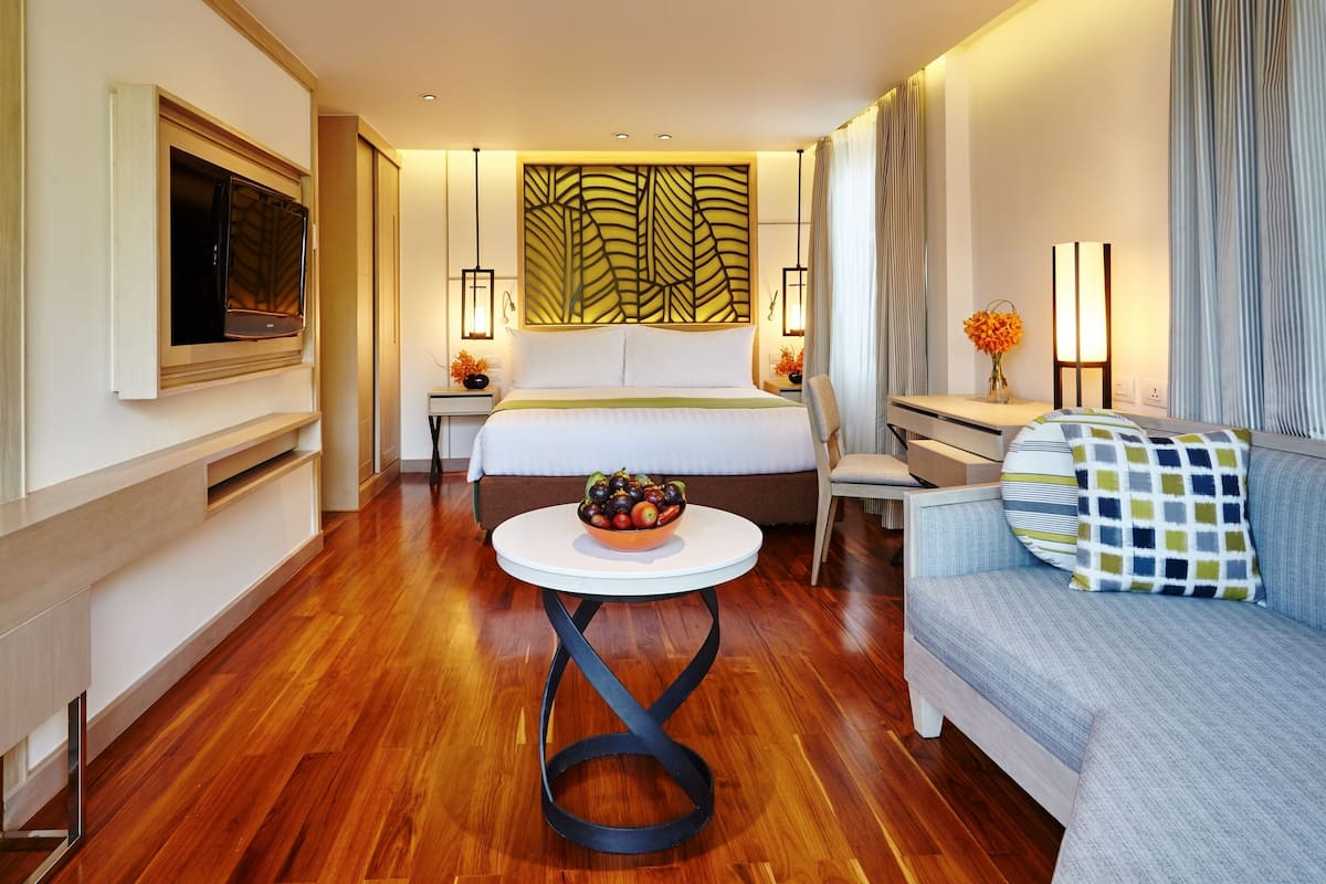 2 bedrooms, premium bedding, in-room safe, desk