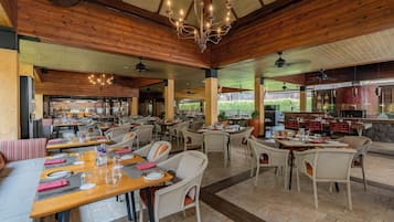 2 restaurants; breakfast, lunch and dinner served