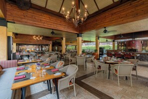 2 nhà hàng; phục vụ bữa sáng, bữa trưa và bữa tối