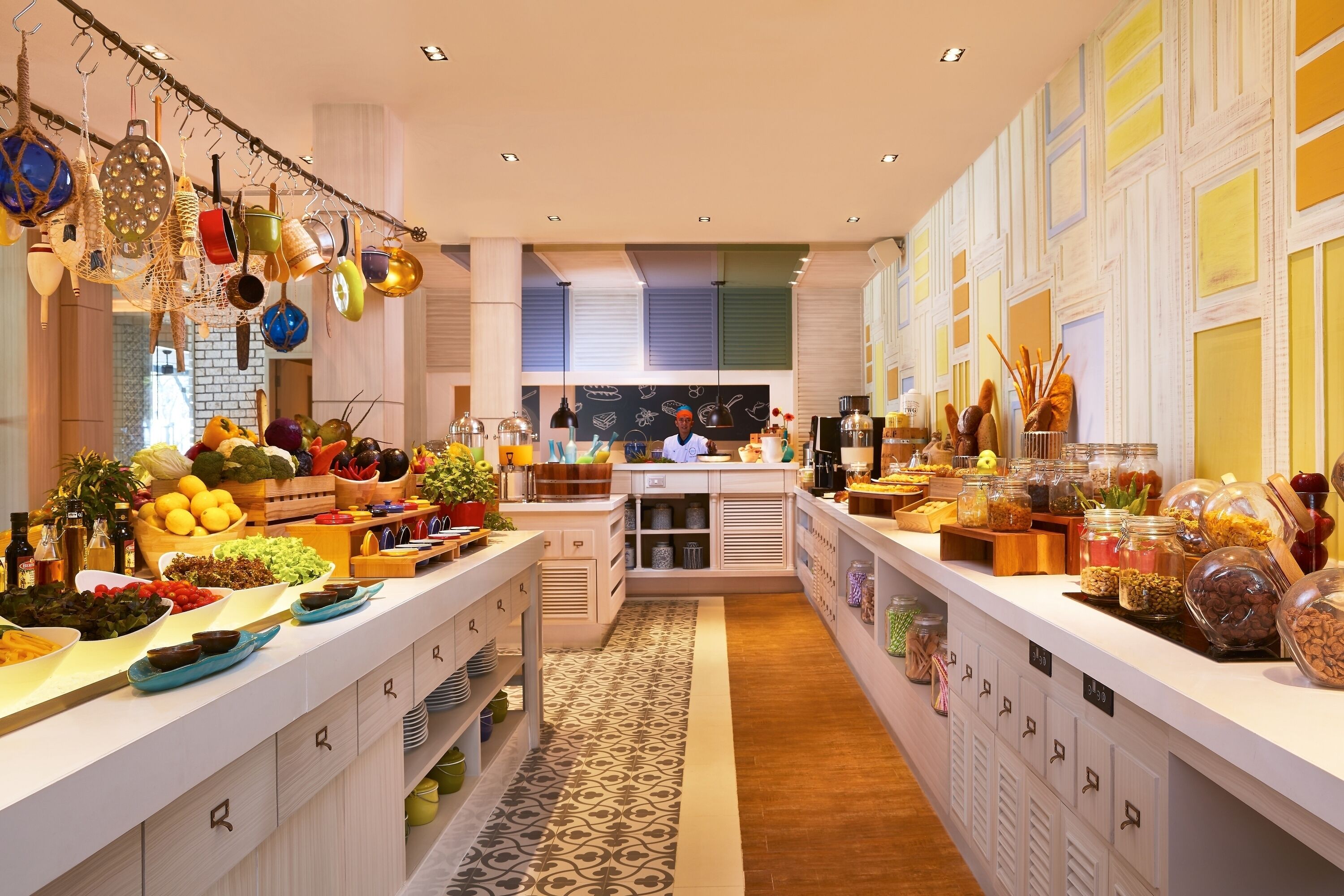 2 restaurants, breakfast, lunch, dinner served; international cuisine