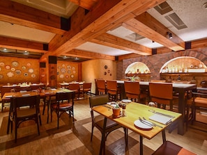 2 restaurants, breakfast, lunch, dinner served; international cuisine