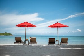 On the beach, white sand, sun loungers, beach umbrellas - Amari Koh Samui (Koh Samui)