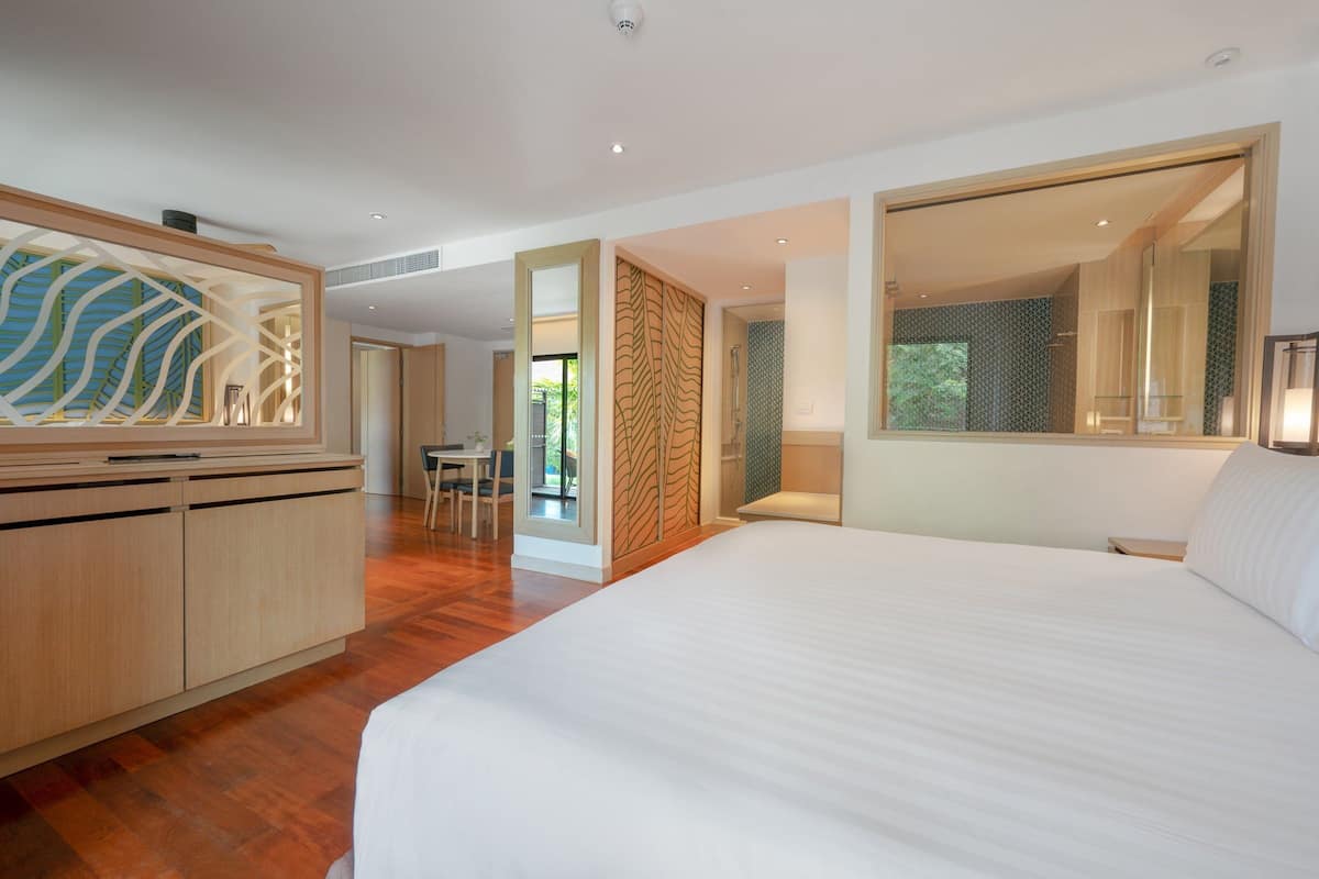 2 bedrooms, premium bedding, in-room safe, desk