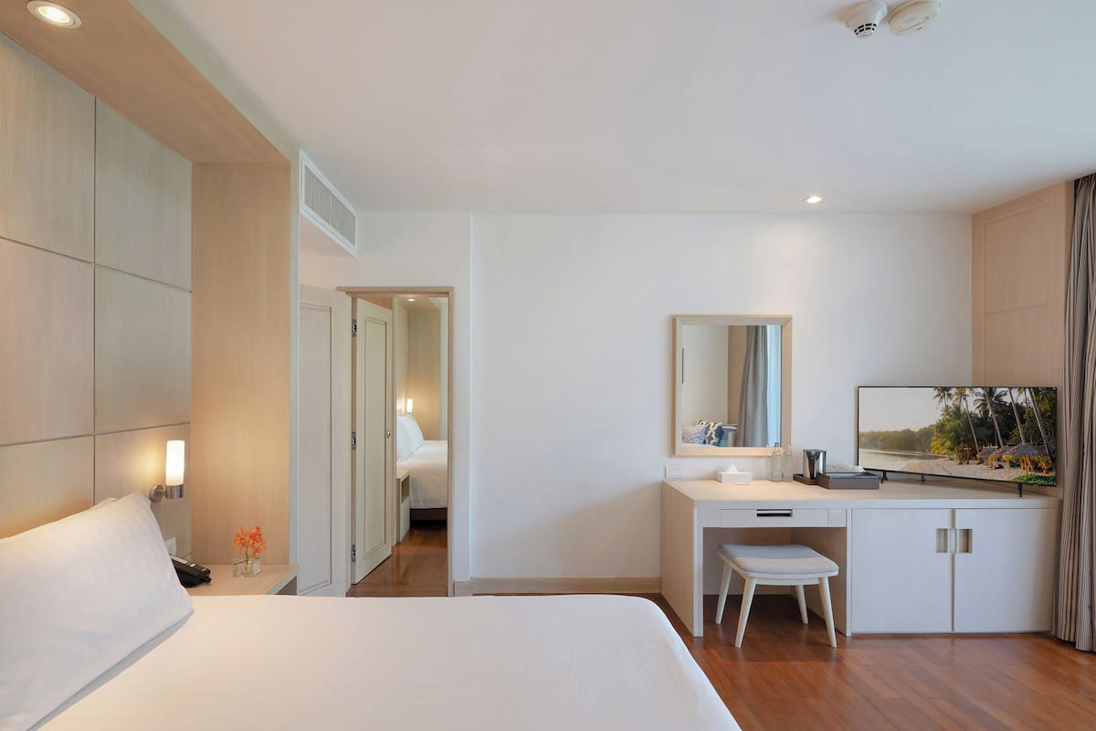 Tropical Poolside Connecting | 2 bedrooms, premium bedding, in-room safe, desk