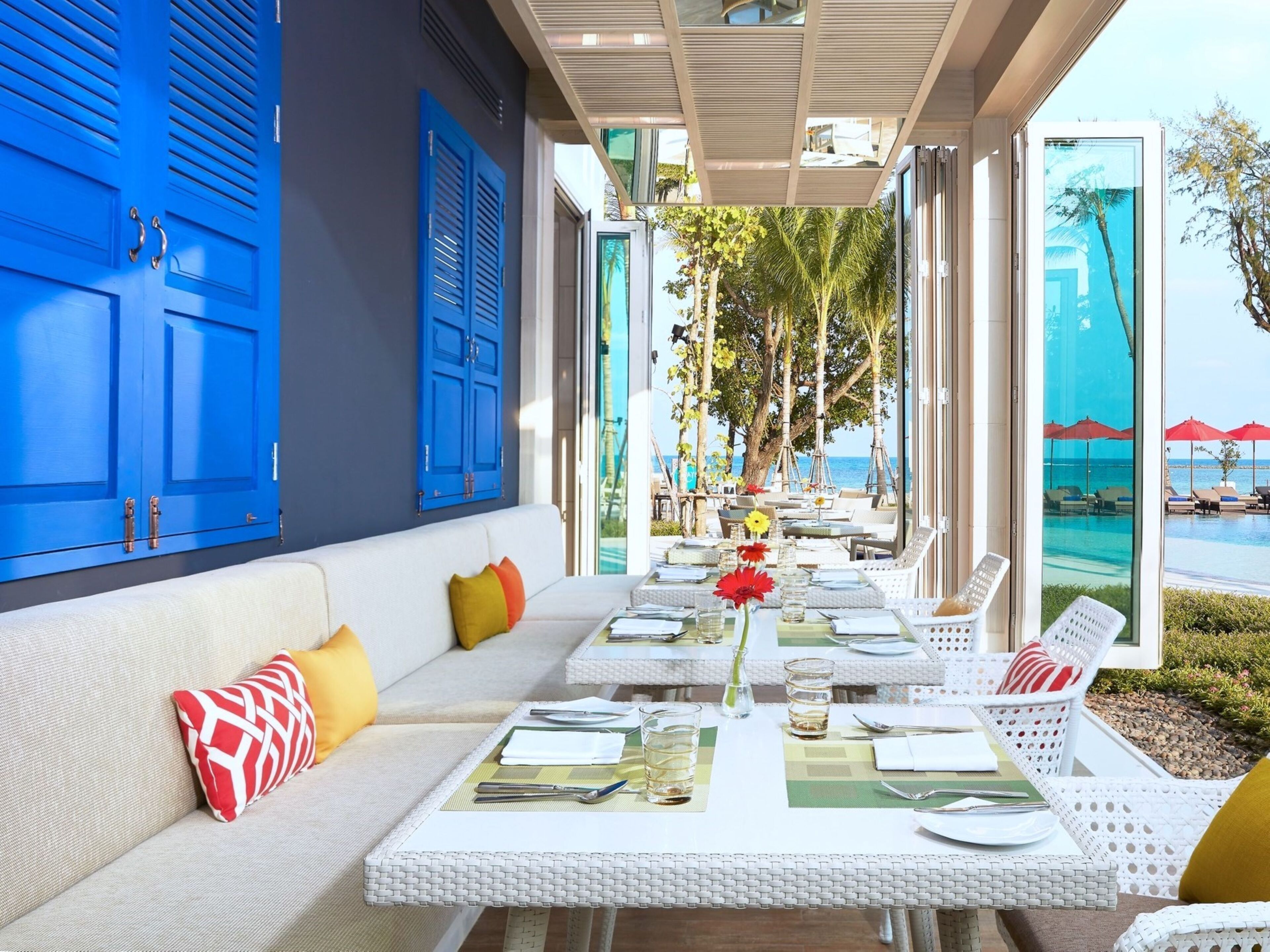 2 restaurants, breakfast, lunch, dinner served; international cuisine