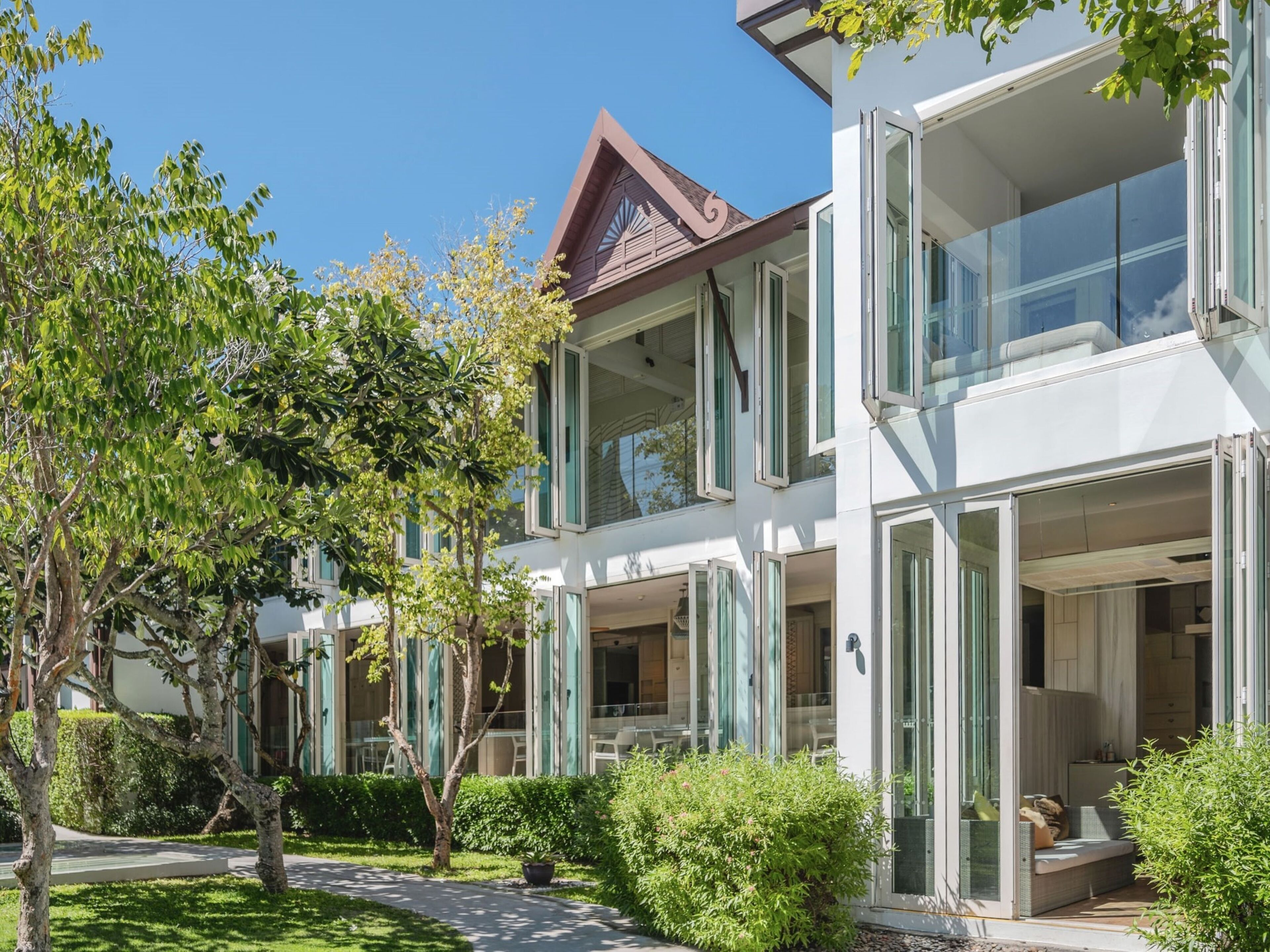 2 restaurants, breakfast, lunch, dinner served; international cuisine