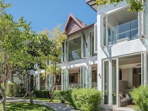 2 restaurantes, se sirven desayunos, comidas y cocina internacional