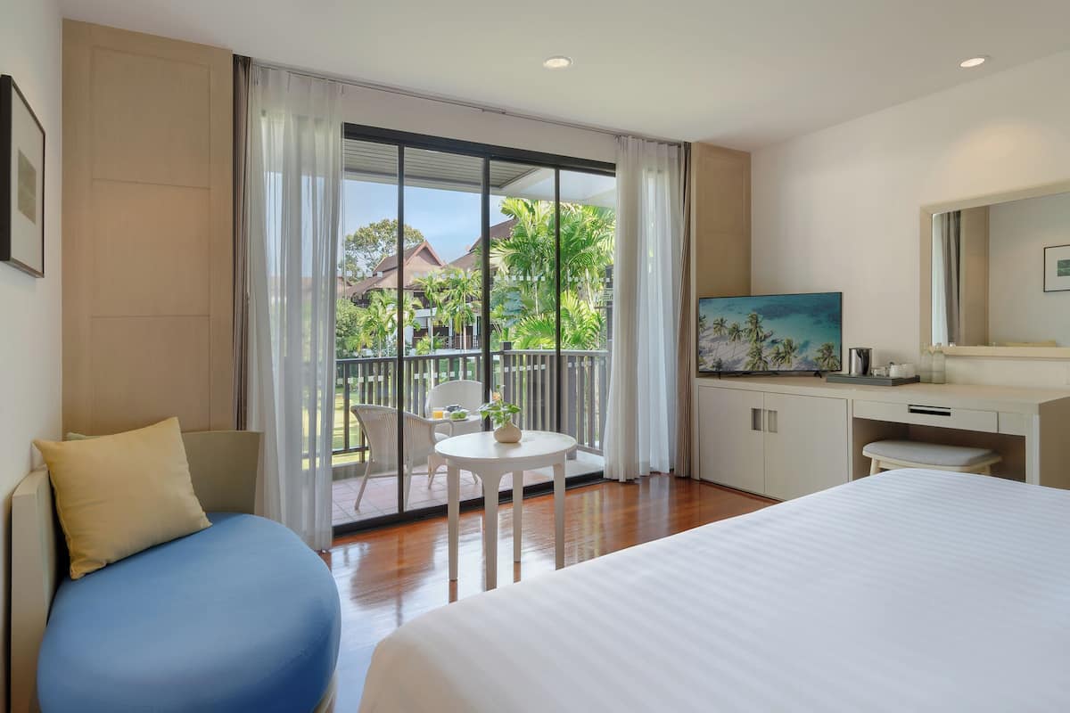 2 bedrooms, premium bedding, in-room safe, desk