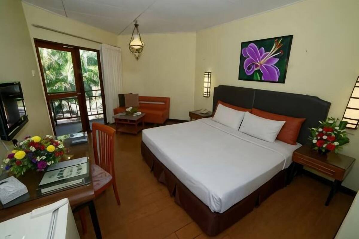 Minibar, bureau, draps fournis