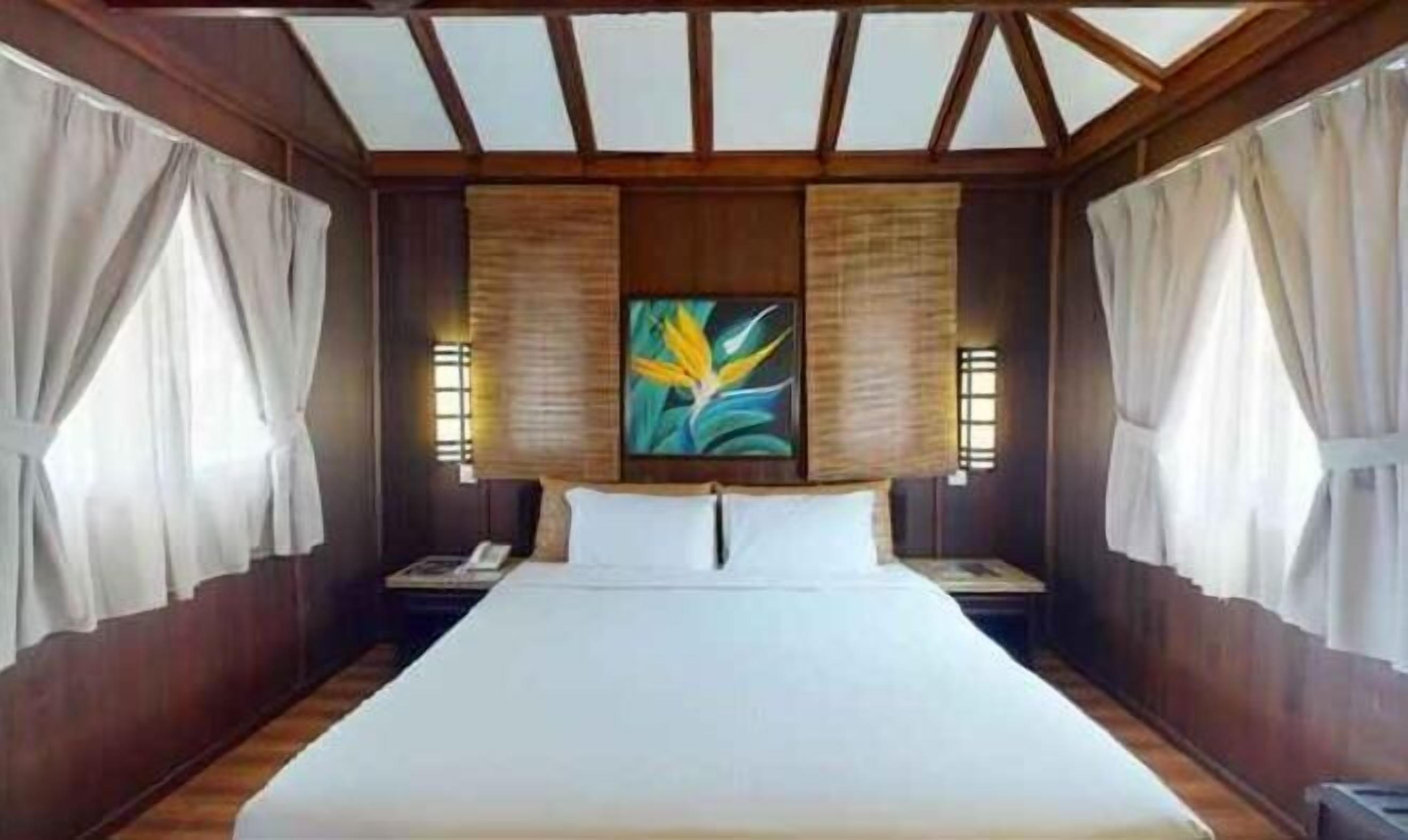 Minibar, bureau, draps fournis