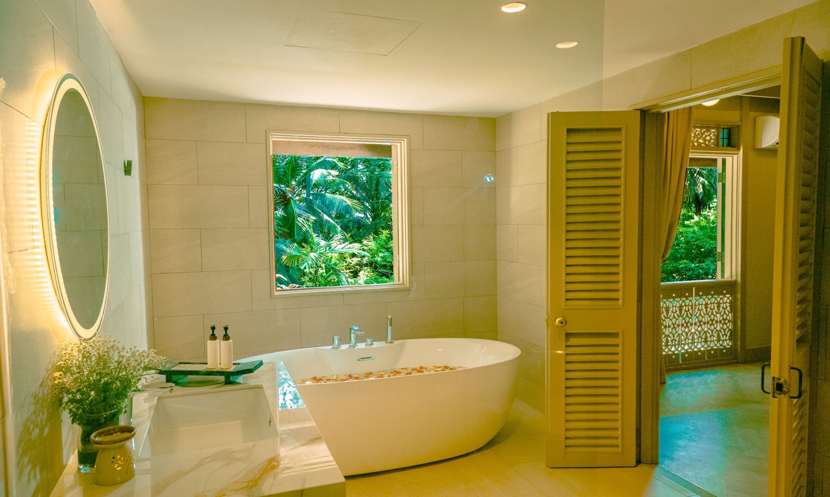 Couples treatment rooms, body treatments, aromatherapy, beach massages
