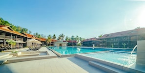 3 piscinas al aire libre, sombrillas, sillones reclinables de piscina