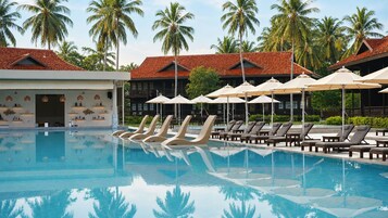 3 outdoor pools, pool umbrellas, sun loungers