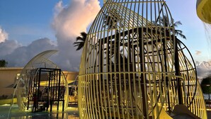 Una fuente de agua con estructuras esféricas y un tobogán.