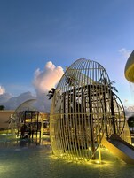3 piscinas externas, guarda-sóis, espreguiçadeiras