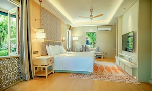 Junior suite (Pelangi // Newly Refurbished) | 1 slaapkamer, een minibar, een kluis op de kamer, een bureau