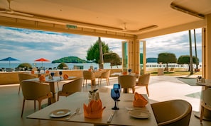 2 restaurantes; se sirve desayuno, almuerzo y cena; cocina internacional