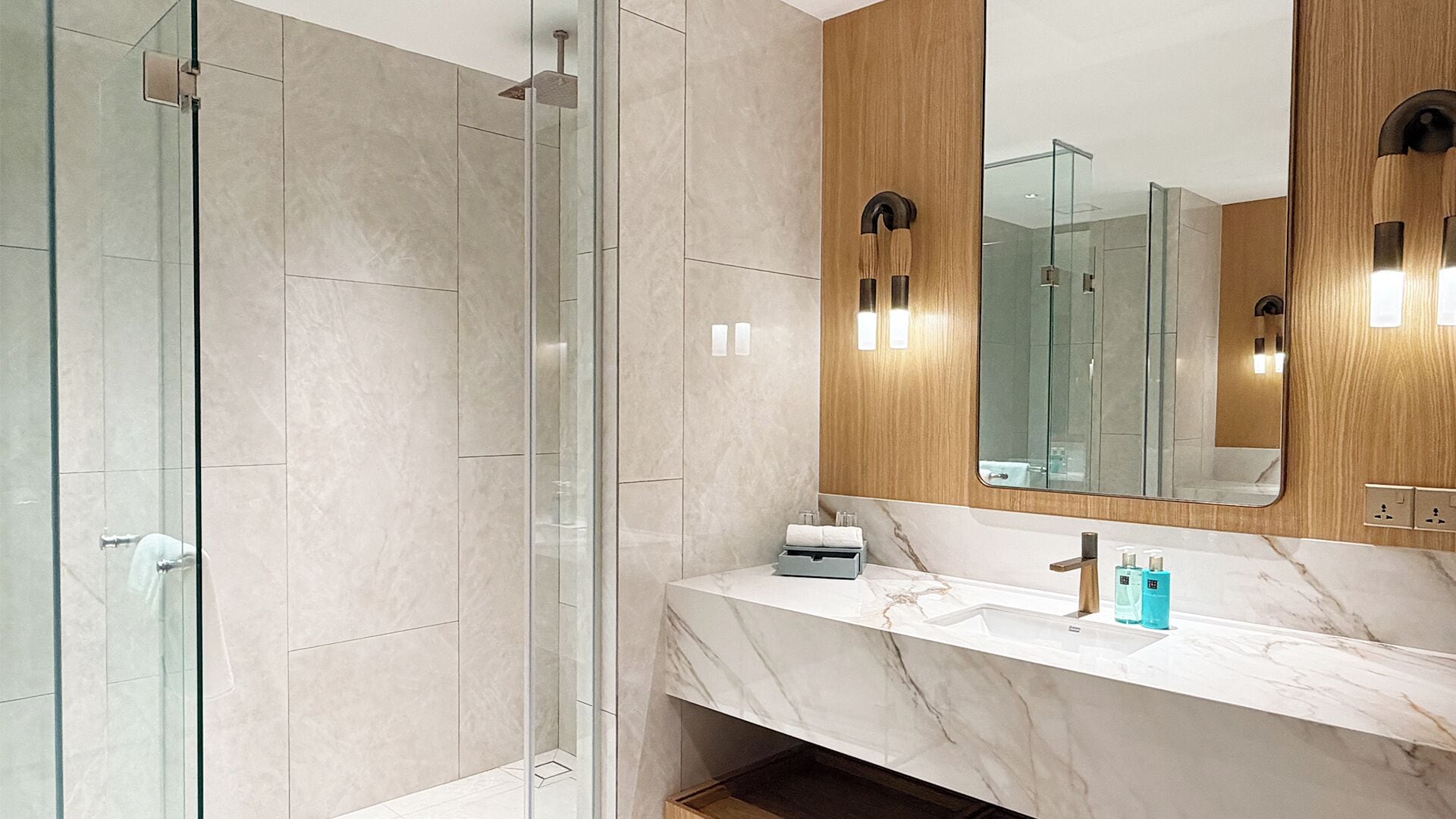 Pelangi Duplex Suite | Bathroom sink