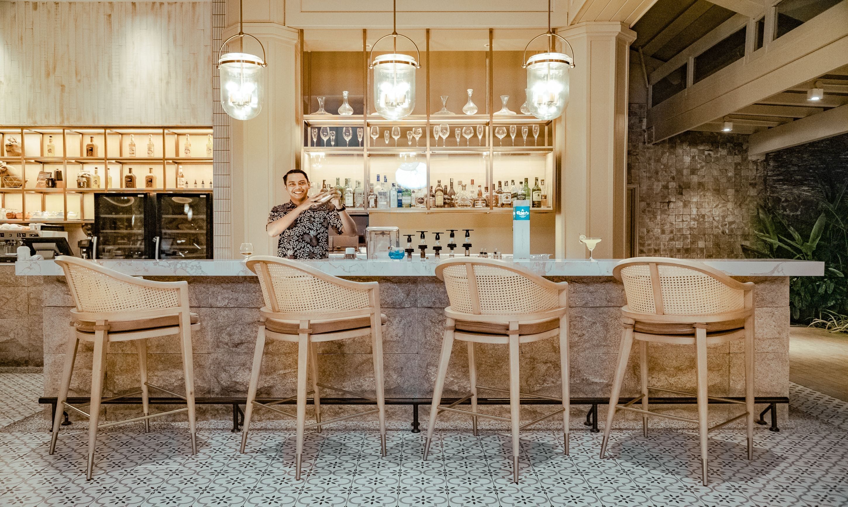 2 bars/lounges, swim-up bar, poolside bar, beach bar