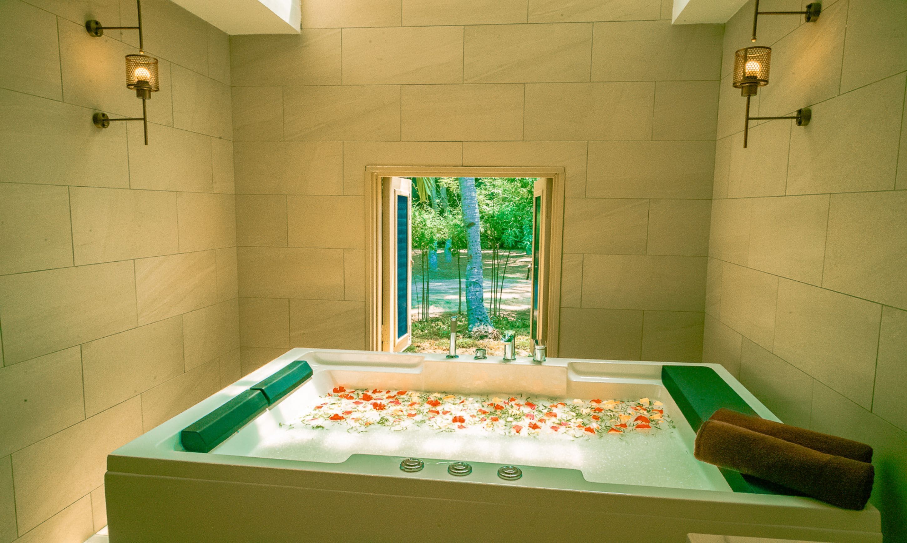 Couples treatment rooms, body treatments, aromatherapy, beach massages