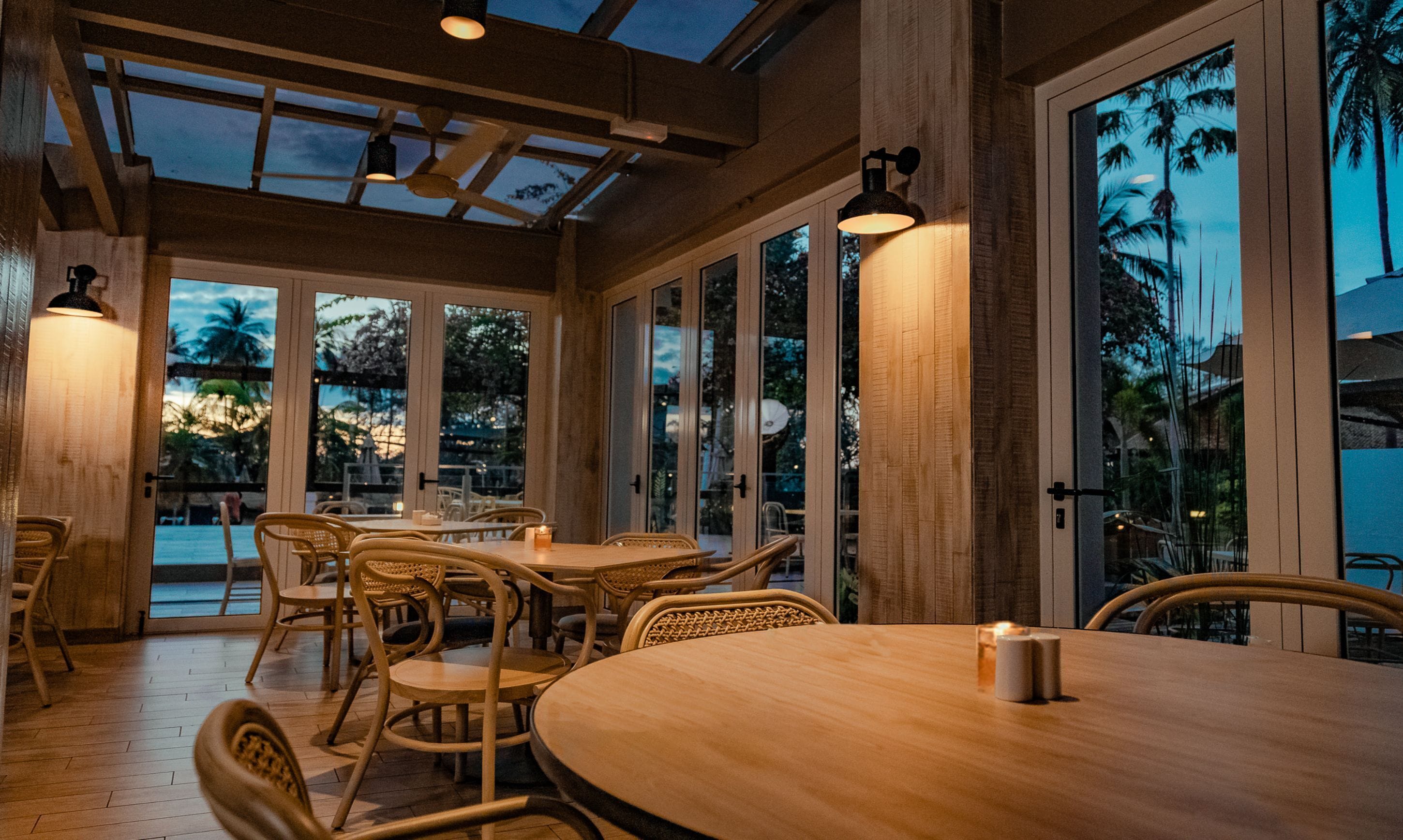 2 restaurants, breakfast, lunch, dinner served; international cuisine