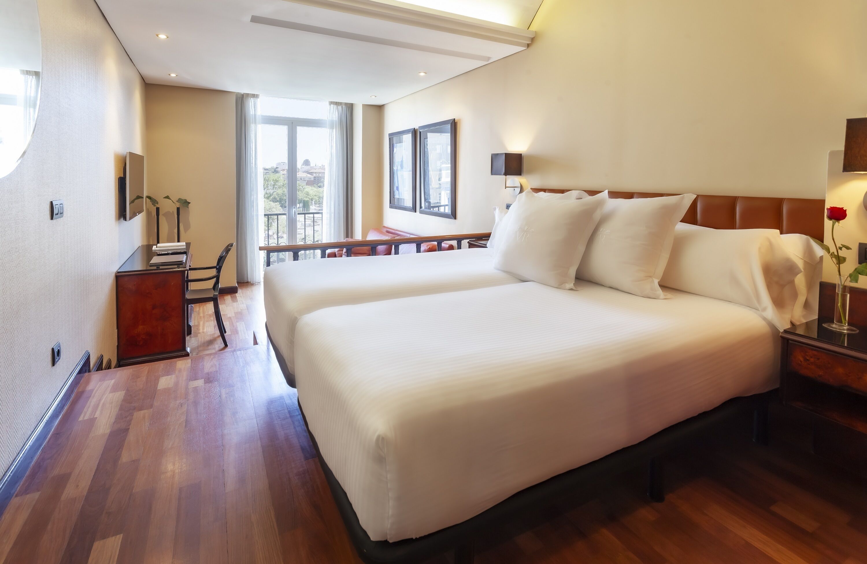 Luxe beddengoed, een minibar, een kluis op de kamer, geluiddichte muren