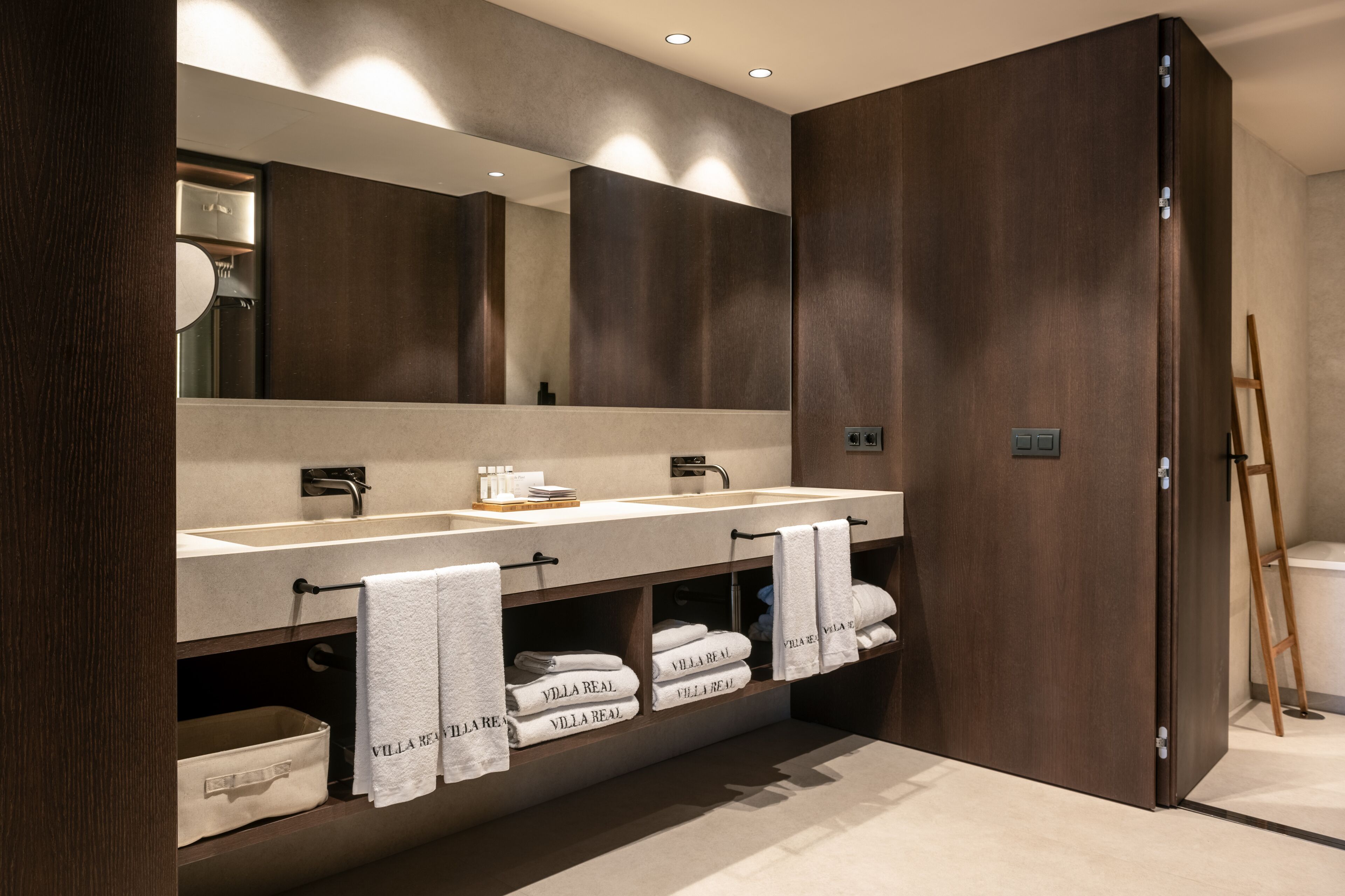 grand suite | bathroom | jetted bath, free toiletries, hair dryer, bathrobes