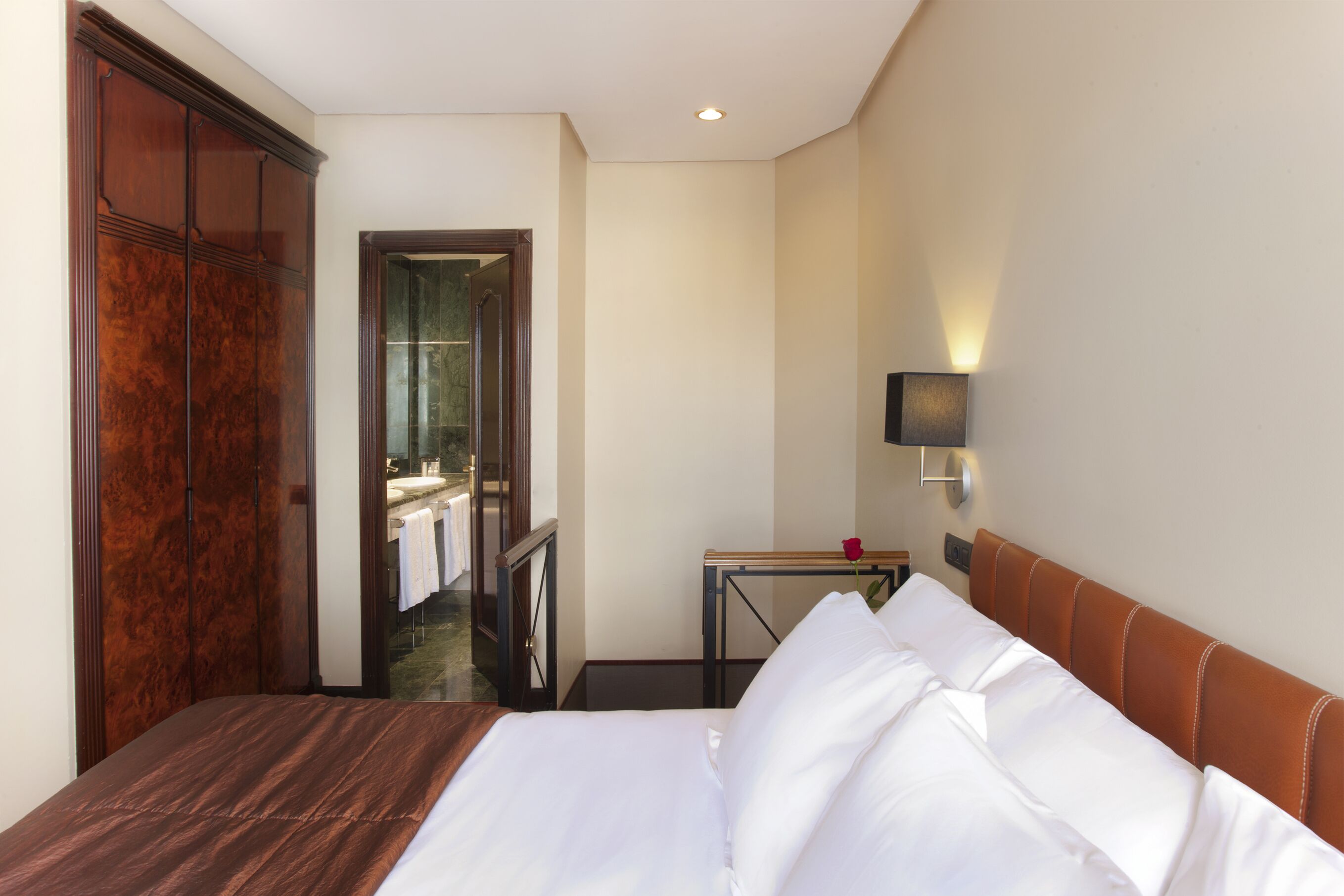 Luxe beddengoed, een minibar, een kluis op de kamer, geluiddichte muren