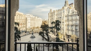 A view from a balcony overlooking a plaza with classical architecture, a central monument, and surrounding buildings. - Hotel Villa Real, a member of Preferred Hotels & Resorts (Madrid)