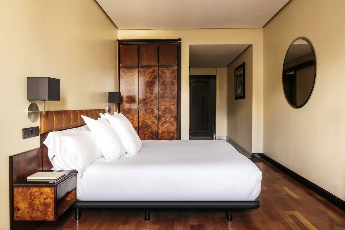 Premium bedding, minibar, in-room safe, soundproofing