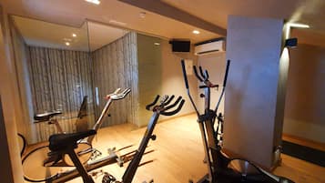 Un gimnasio con bicicletas estáticas y equipo de ejercicio.