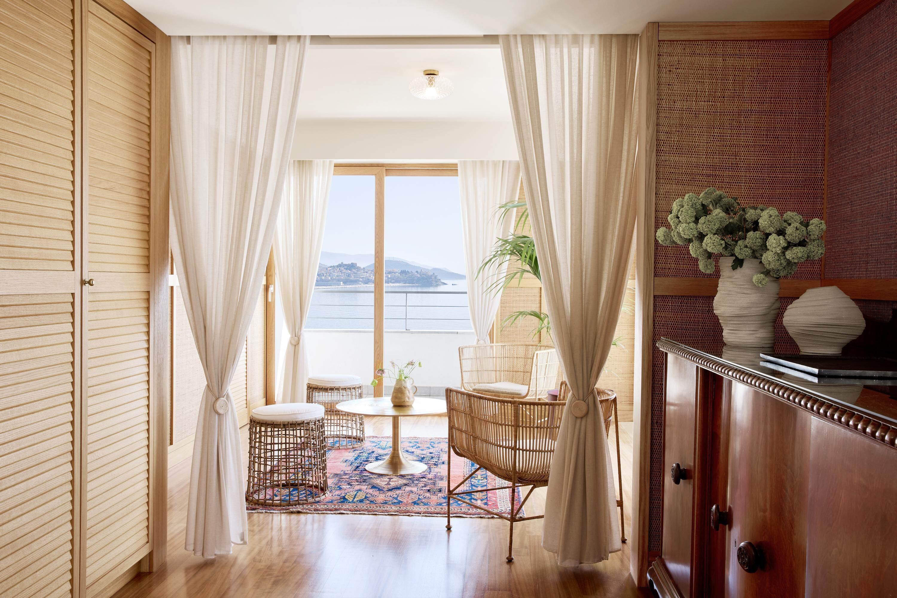 ミニバー、セーフティボックス (室内)、デスク、ノートパソコン用作業スペース