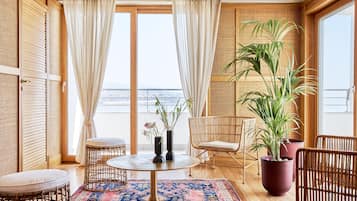 Een minibar, een kluis op de kamer, een bureau, een laptopwerkplek