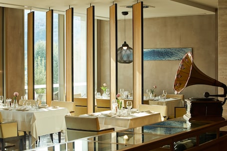 2 restaurantes, se sirve desayuno